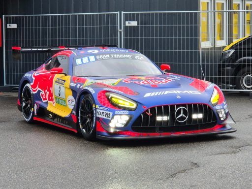 Max Verstappens Bolide Rennwagen mit auffälligem Rot-Blau-Design und Red Bull-Logos, sportliche Aerodynamik.