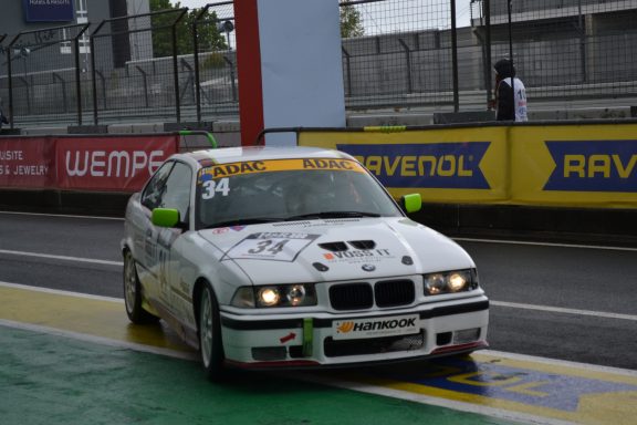 Zeit für den Boxenstopp Rennwagen der Marke BMW, der pit lane während eines Rennens verlässt.