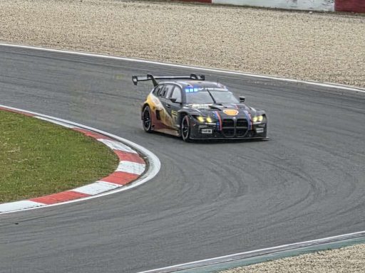 M3 Touring 24h Rennwagen fährt in einer Kurve auf einer Rennstrecke.