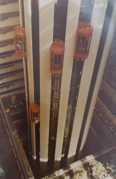Rote Kapseln über dem Atrium