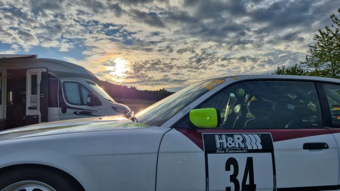 Vorabend Renntag Rennwagen mit der Nummer 34, Sonnenuntergang und Wolken im Hintergrund.